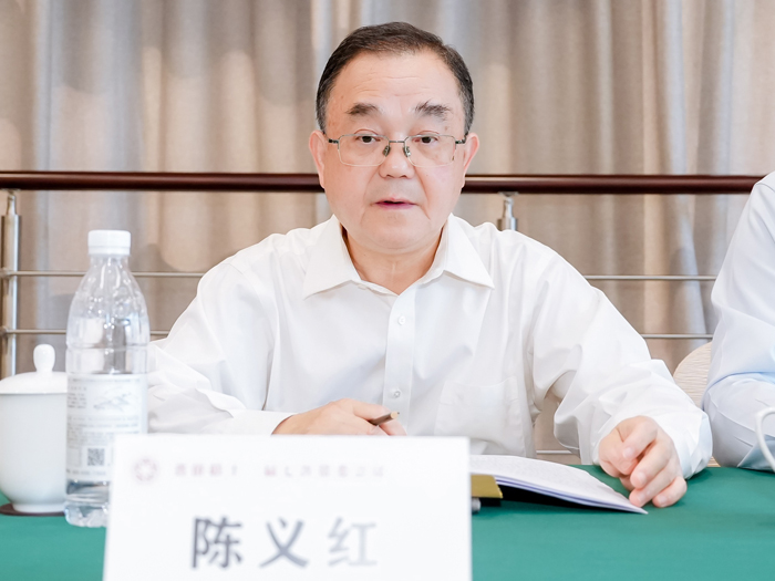 武漢鴻鐳激光董事長，省僑聯(lián)副主席陳義紅